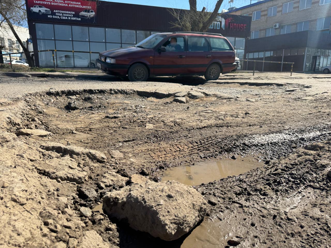 Жительница Уральска повредила BMW из-за ямы на дороге